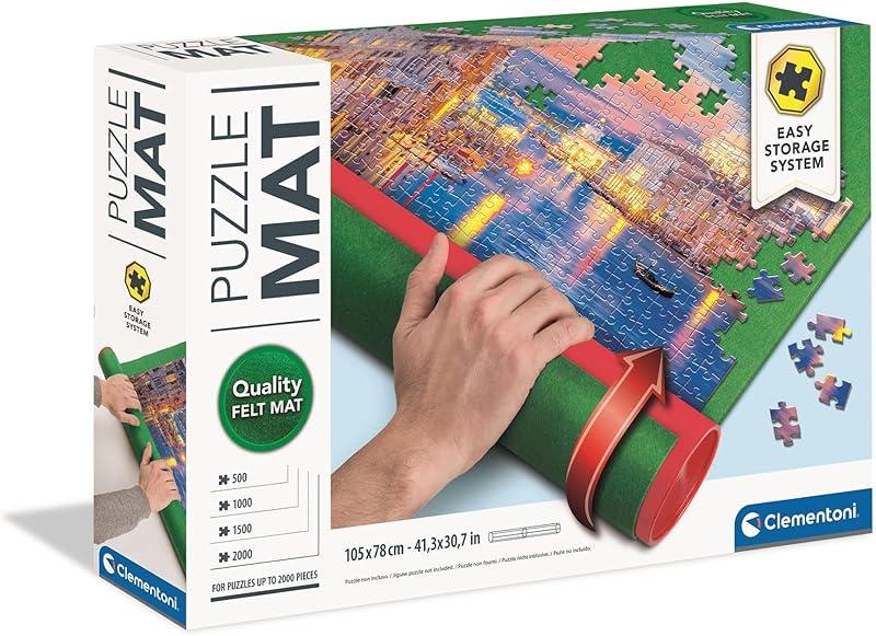 Clementoni | Tapis Puzzle en Feutre 105 × 78 Cm pour 500 À 2000 Pièces | Tube Rigide Inclus | Système D’Enroulement Et Rangement Facile | Accessoire Antidérapant pour Passionnés De Puzzle